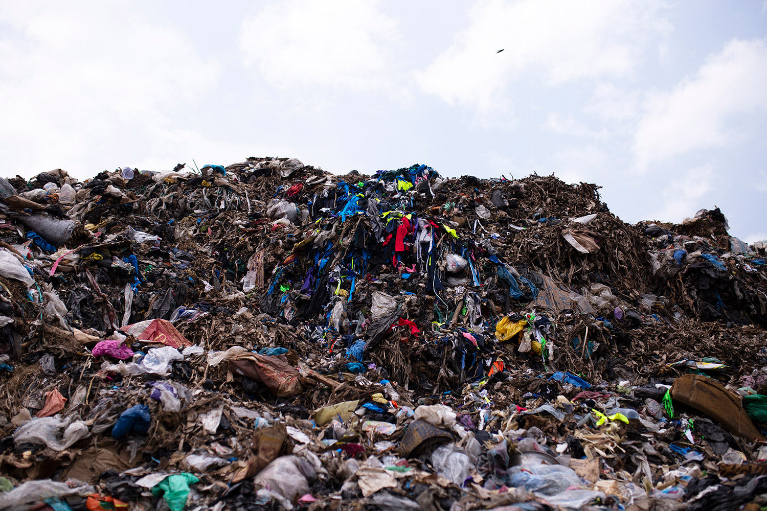 Textile waste in landfill_fast fashions waste problem_ Kantamanto_ghana